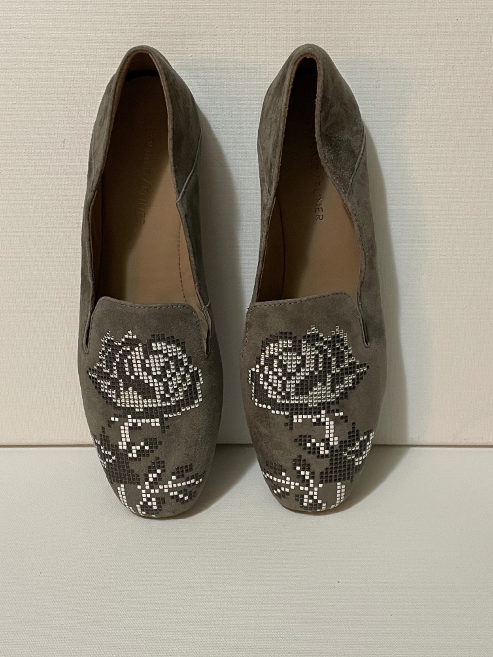 Donald Pliner "Hiro-KS" Women's Size 8.5 Carbon Gray Suede Floral Flats (NWT/B)